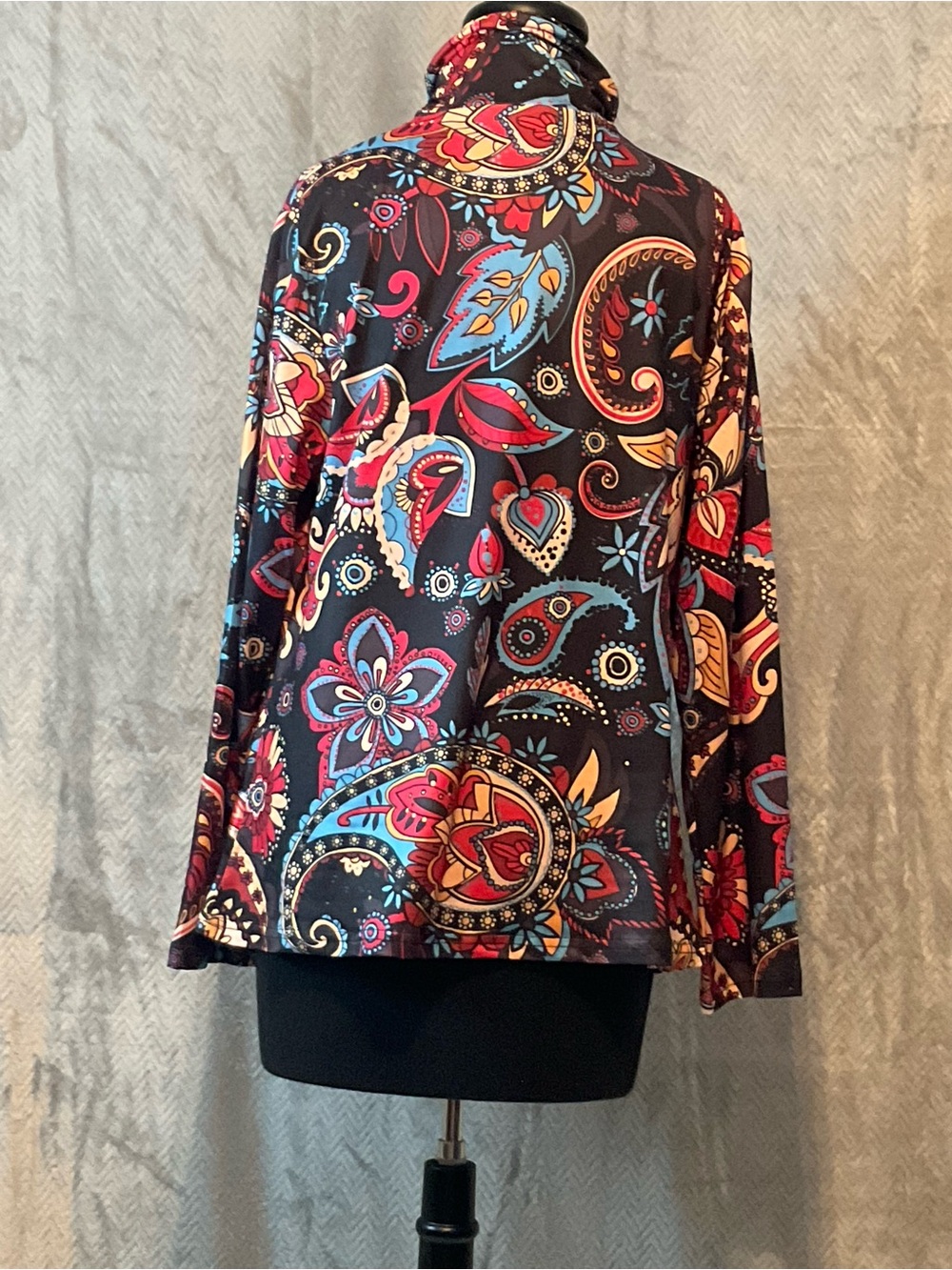 Women's Black Floral Paisley Long-Sleeve Top